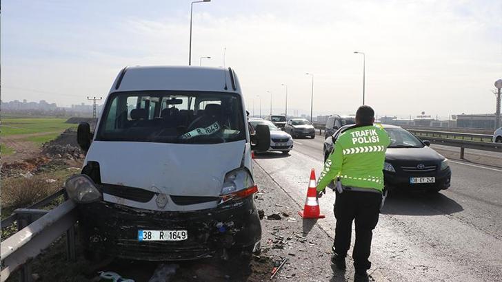 Kayseri'de kamyon, servis minibüslerine çarptı: 1'i ağır, 10 işçi yaralı