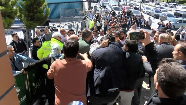 Yeniden oy sayımı yapılan Gaziosmanpaşa İlçe Seçim Kurulu önünde arbede