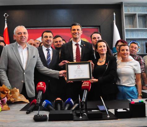 Manisa Büyükşehir Belediye Başkanı CHP'li Zeyrek, mazbatasını aldı