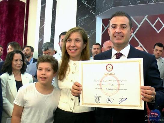 Balıkesir'de mazbatasını alan Akın: Belediye binasına CHP bayrağı asanlar hakkında suç duyurusunda bulunduk