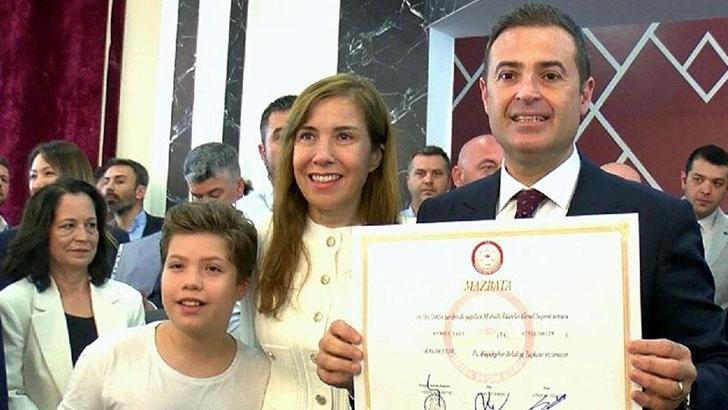 Balıkesir'de mazbatasını alan Akın: Belediye binasına CHP bayrağı asanlar hakkında suç duyurusunda bulunduk