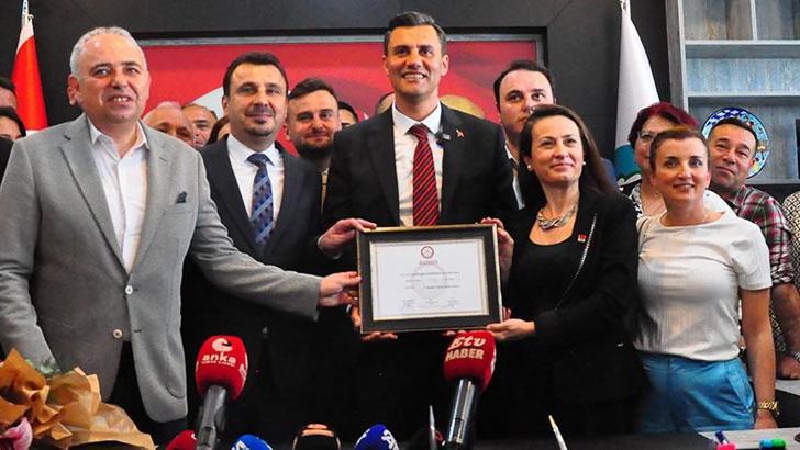 Manisa Büyükşehir Belediye Başkanı CHP'li Zeyrek, mazbatasını aldı