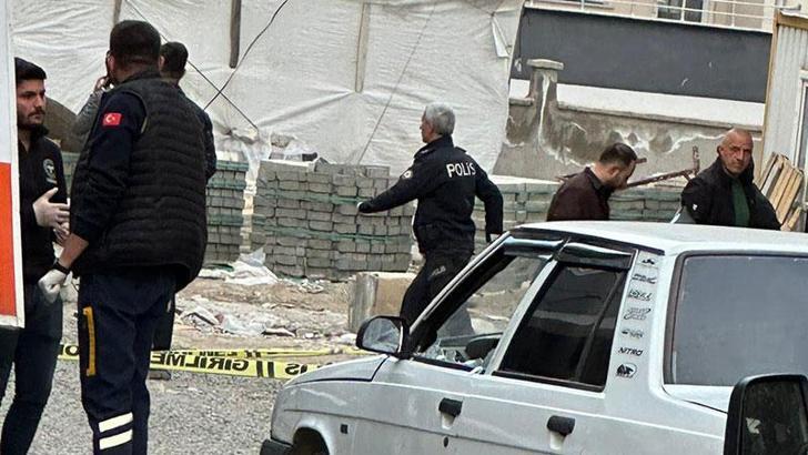 Sokakta tartıştığı husumetlilerini tabancayla vurdu: 2 ölü