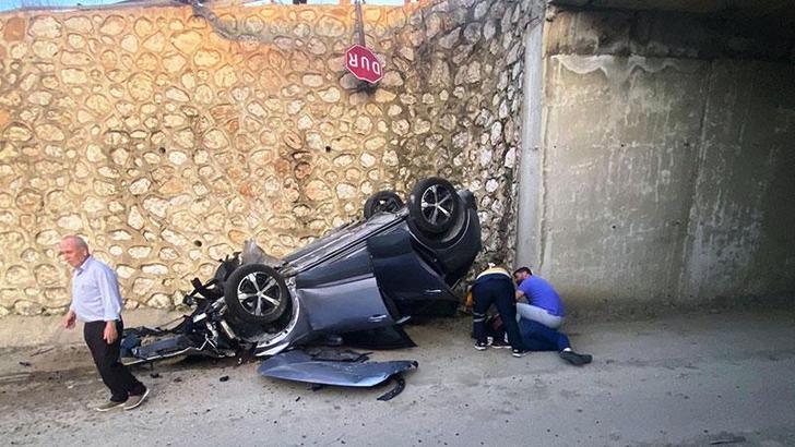 13 yaşındaki sürücünün kullandığı otomobille çarpışan otomobil köprüden uçtu: 7 yaralı