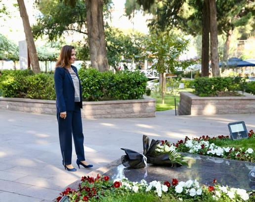 Başkan Ünsal'ın ilk ziyareti Zübeyde Hanım'a