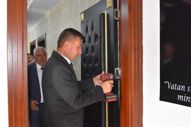 Karaisalı Belediye Başkanı Şimşek, makam odasının kapısını söktü