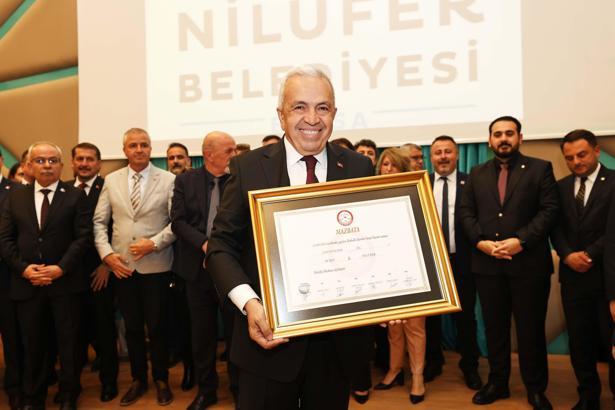 Nilüfer Belediye Başkanı Şadi Özdemir mazbatasını aldı