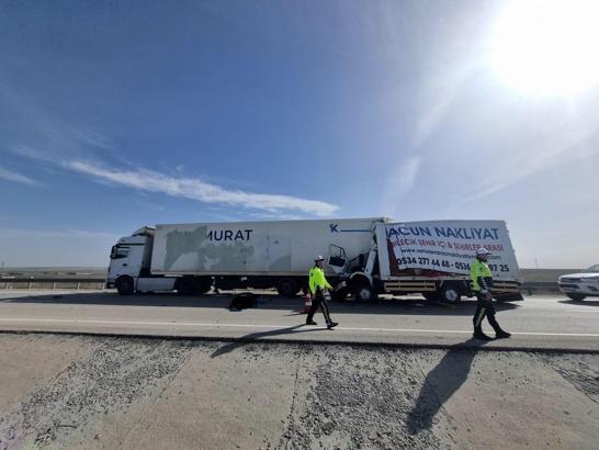 Kamyon, TIR'a arkadan çarptı; 1 ölü, 1 yaralı