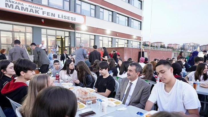 Bakan Tekin, Mamak Fen Lisesi'nin iftar sofrasına konuk oldu