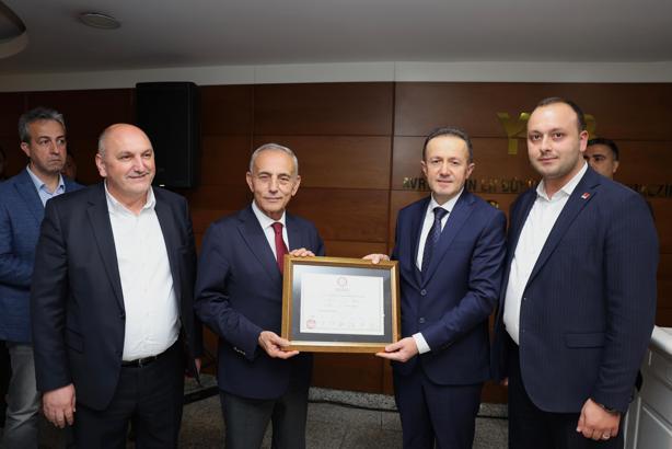 Küçükçekmece Belediye Başkanı Kemal Çebi, mazbatasını aldı