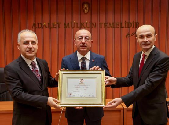 Meram Belediye Başkanı Kavuş, mazbatasını aldı