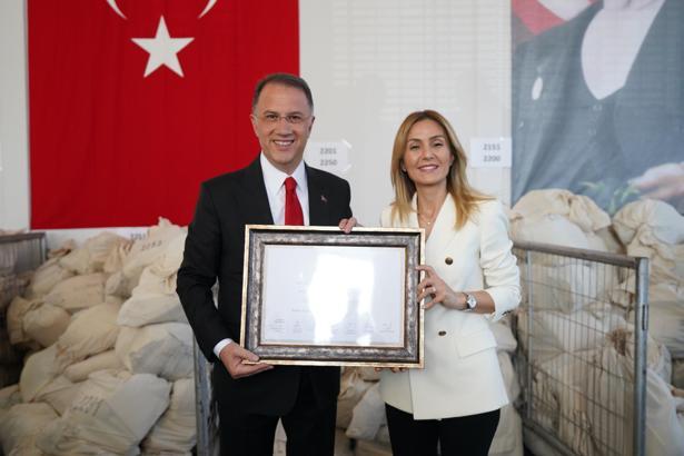 Beylikdüzü Belediye Başkanı Mehmet Murat Çalık mazbatasını aldı