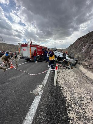 Gümüşhane'de refüje çarpan otomobilin sürücüsü öldü, eşi yaralı