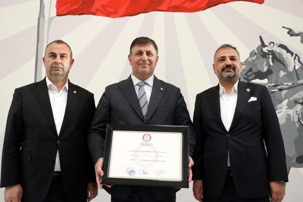 İzmir Büyükşehir Belediye Başkanı Cemil Tugay, mazbatasını aldı