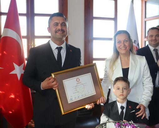 Şile’nin yeni belediye başkanı Özgür Kabadayı mazbatasını aldı