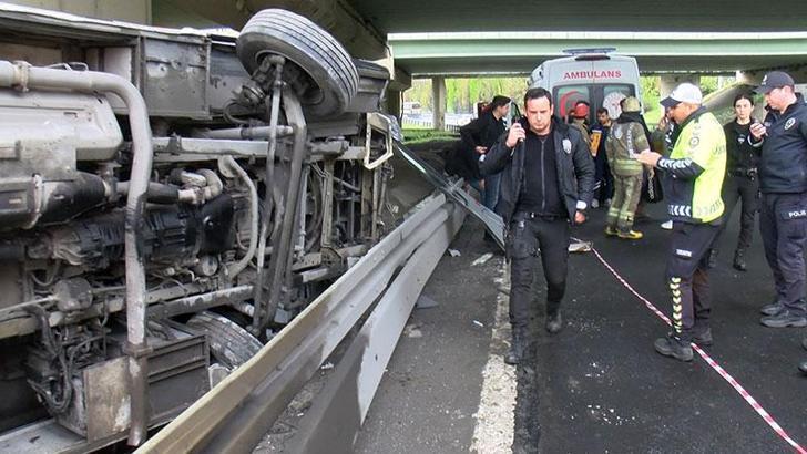Basın Ekspres yolunda polisleri taşıyan servis minibüsü devrildi; 6 yaralı