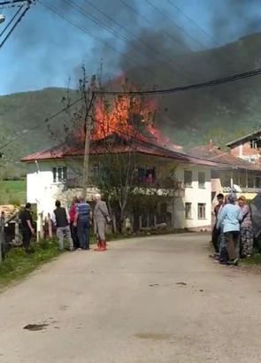 Bartın’da evin çatısında çıkan yangın söndürüldü