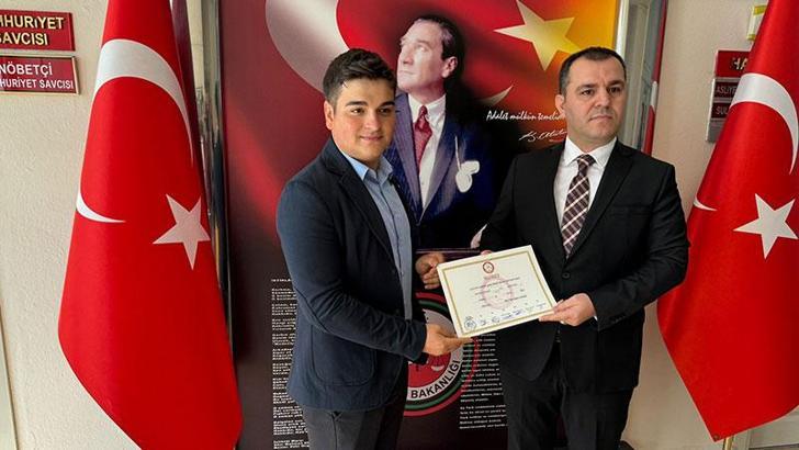 'Şirinler köyünün şirin muhtarı' mazbatasını aldı