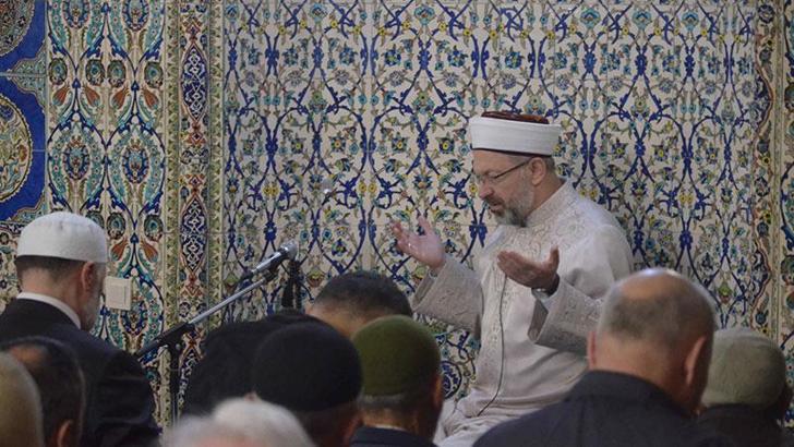 Ali Erbaş, Sakarya'da son teravih namazını kıldırdı