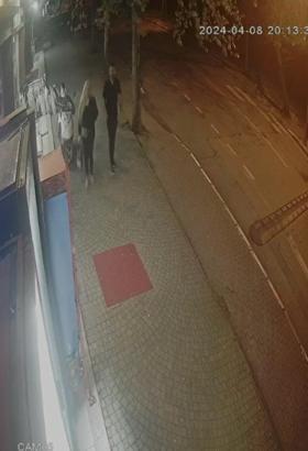İstanbul- Beylikdüzü'nde kadına bıçakla saldırıyla ilgili güvenlik kamera görüntüleri ortaya çıktı