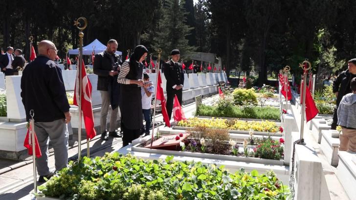İstanbul- Edirnekapı Şehitliği'nde arife yoğunluğu