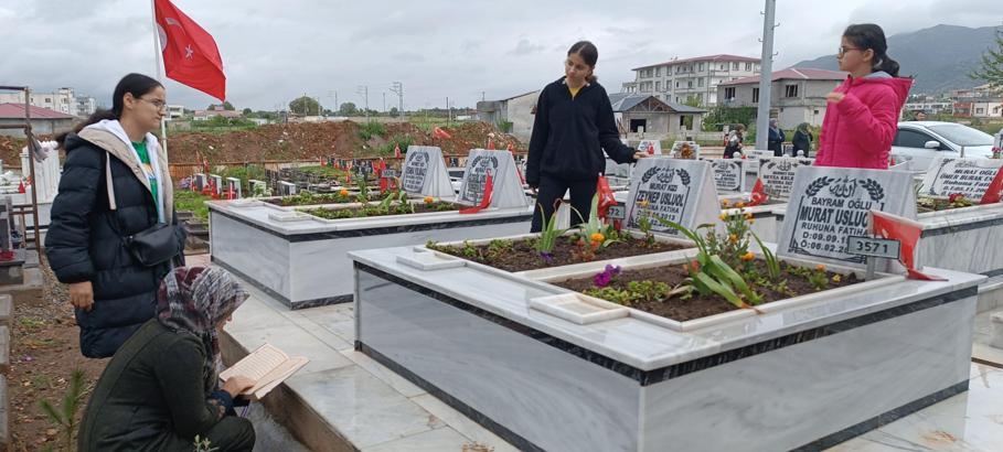 Depremin vurduğu İslahiye’de arife gününde mezarlıklar dolup taştı