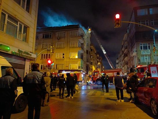 İstanbul- Fatih'te 5 katlı binanın çatısı alev alev yandı