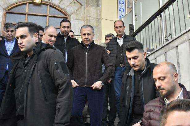 Bakan Yerlikaya: Pazar günü, kamyon, tanker ve çekicileri 24 saat boyunca trafikten kısıtlıyoruz