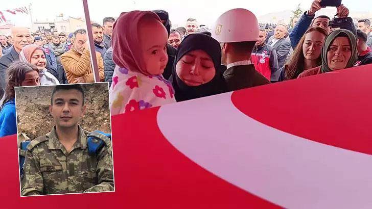 Şehit eşini, son yolculuğuna kucağında 1 yaşındaki kızıyla uğurladı