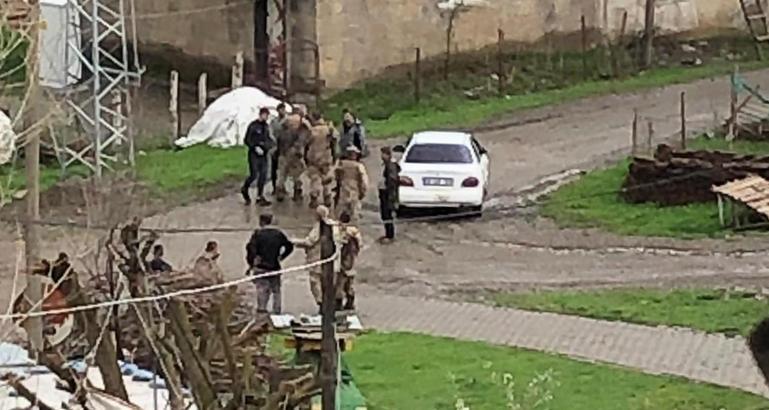 Baba ve 2 oğlu, köy muhtarını öldürdü