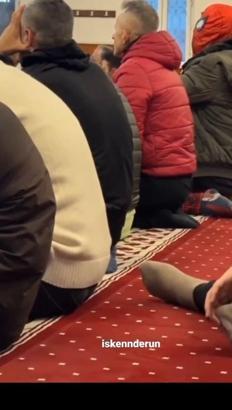 Hatay'da 'Örümcek Adam' kostümüyle bayram namazı kılan kişiye polis müdahalesi