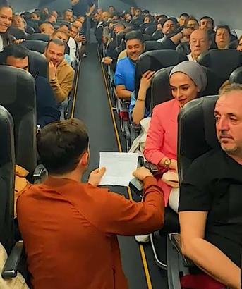 10 bin fitteki uçakta sürpriz evlilik teklifi
