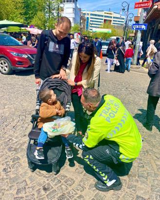 Diyarbakır’da trafik polisleri, lokum ve şeker dağıttı