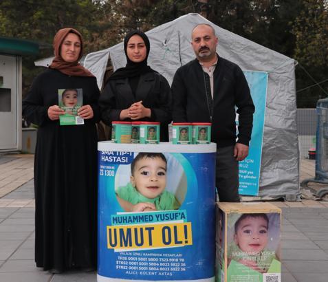 SMA'lı Muhammed bayramı yoğun bakımda, ailesi yardım standında geçiriyor