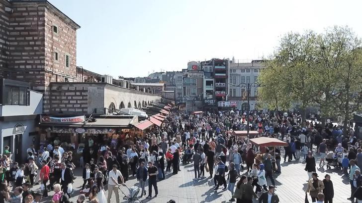 İstanbul-Eminönü'nde yaşanan insan yoğunluğu havadan görüntülendi