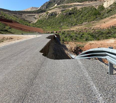 Siirt’te yağış sonrası yol çöktü
