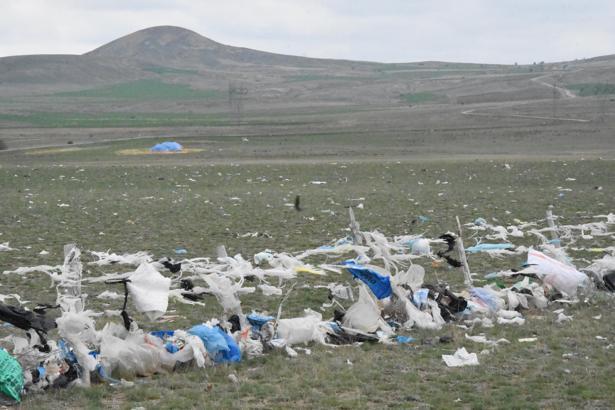 İlçenin 30 yıllık çöpü, rüzgarla 10 kilometrelik araziye yayıldı