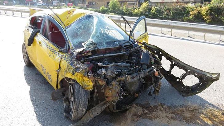 Çekmeköy’de bariyerlere çarpan ehliyetsiz sürücü takla attı:1 yaralı