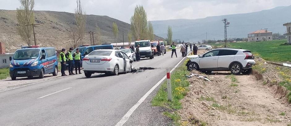 Kayseri'de 2 otomobil kafa kafaya çarpıştı: 6 yaralı
