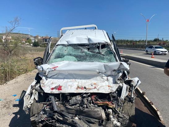 Park halindeki kamyona çarpan otomobilin sürücüsü öldü