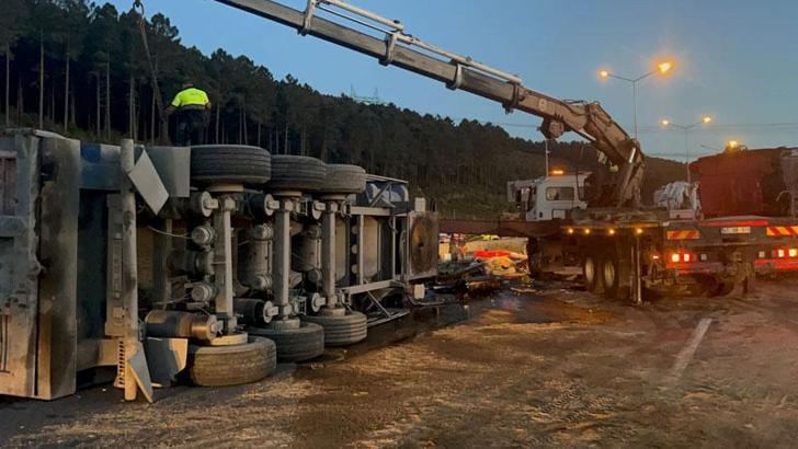 Kuzey Marmara Otoyolunda TIR devrildi: 1 yaralı