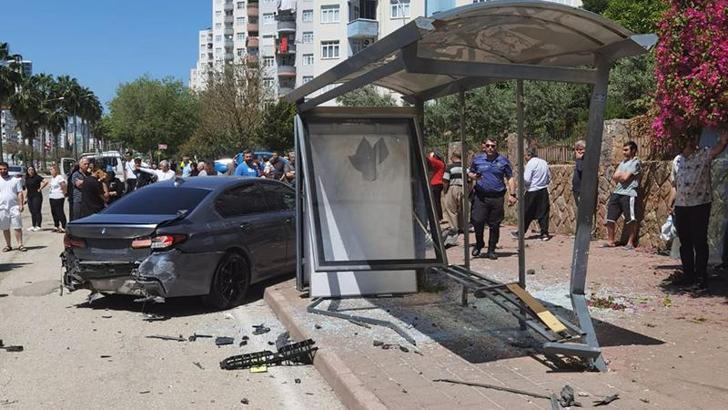 Otomobil, otobüs durağına daldı: 2’si ağır, 7 yaralı