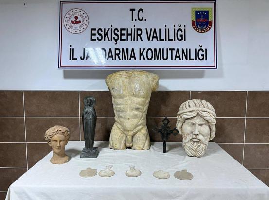 Eskişehir’de Roma dönemine ait heykeller ele geçirildi