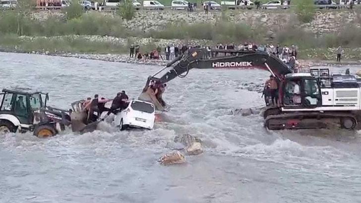 Dereye düşen hafif ticari araç, iş makineleriyle kurtarıldı: 2 yaralı