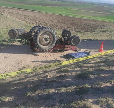 Devrilen traktörün altında kalan sürücü öldü