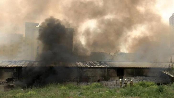 Esenyurt'ta kapı üretim fabrikasında çıkan yangın söndürüldü