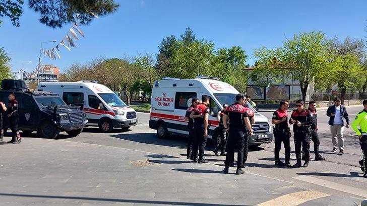 Otomobil, Yunus ekibinin motosikletine çarptı: 2 polis yaralı