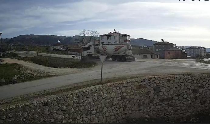 Beton mikseri ile otomobilin çarpıştığı kaza kamerada; 1'i ağır, 4 yaralı