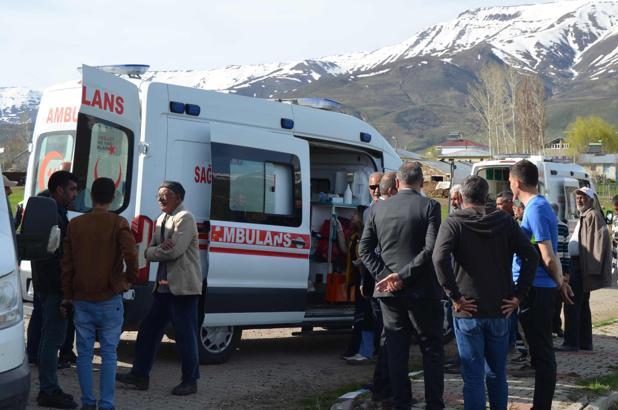 Muş'ta öğrenci servisi ile hafif ticari araç çarpıştı: 9'u öğrenci 10 yaralı