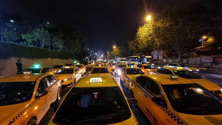 Sarıyer'de öldürülen taksicinin cenazesi, yüzlerce meslektaşının katıldığı konvoyla Zincirlikuyu Mezarlığı'na getirildi